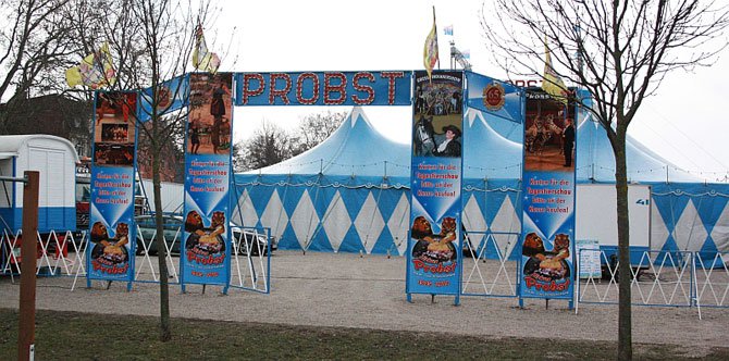 Das Zelt des Zirkus Probst.