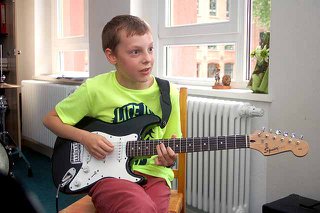 Niklas Großer lernt E-Gitarre