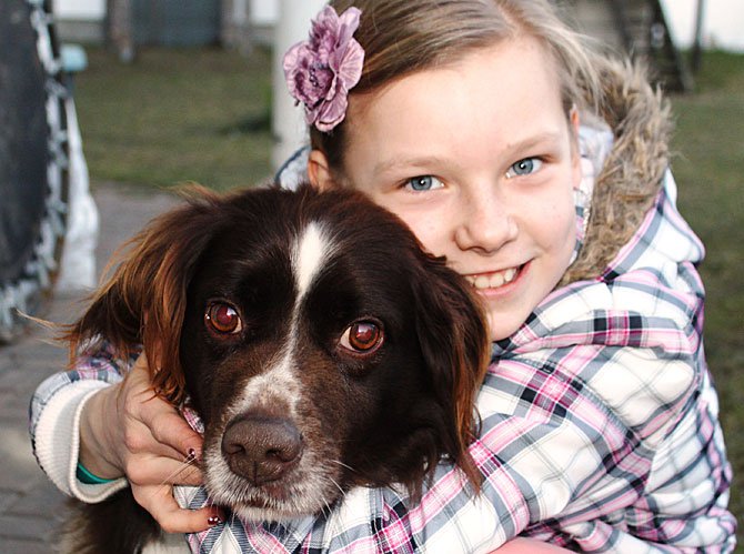 Lara-Sophie auf Kuschelkurs mit einem der Familienhunde.