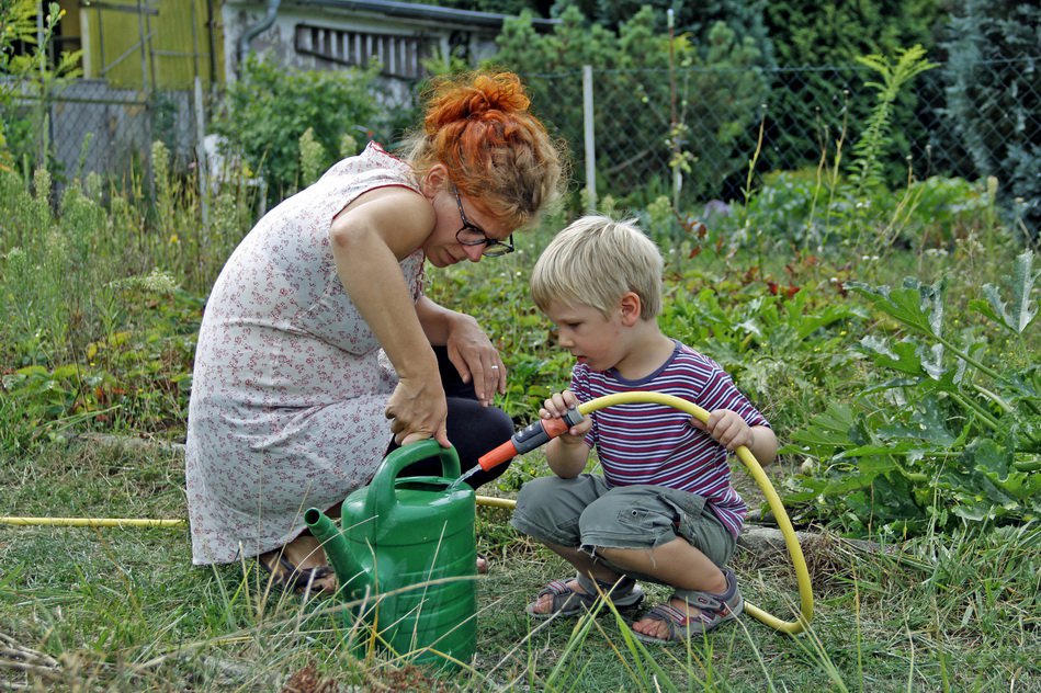 Gemeinsam macht die Gartenarbeit doppelt Spaß.