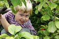 Mit ein bisschen Anleitung haben auch Kinder Freude an der Gartenarbeit.