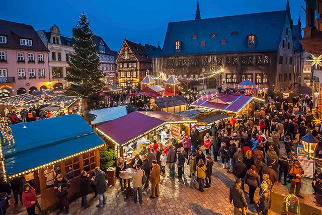 Weihnachtsmarkt QuedlinburgMarktplatz und Rathaus